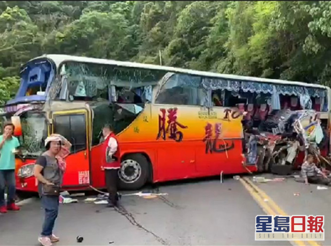 旅游巴的车身被撞至破开一个大洞。网图