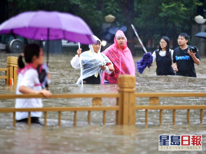 河南暴雨成災,增至33人死亡,8人下落不明。AP圖片
