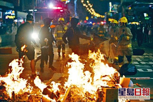「831事件」半周年紀念活動,有示威者佔據行車綫,以雜物堵路及縱火。資料圖片