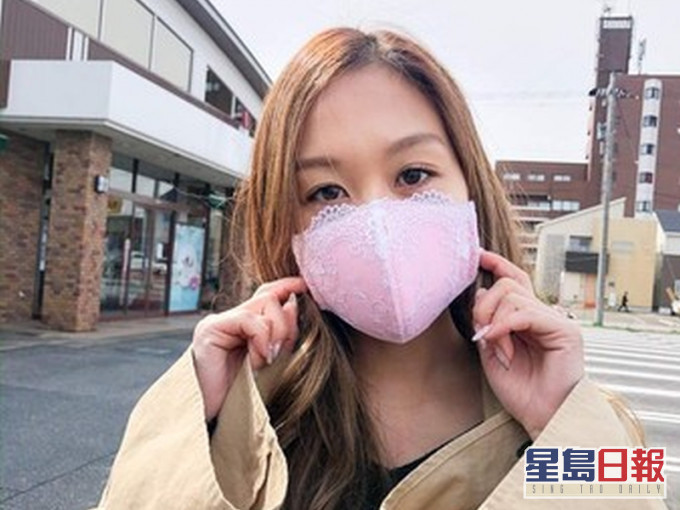 日女星試戴由內衣廠生產有喱士的口罩。(網圖)