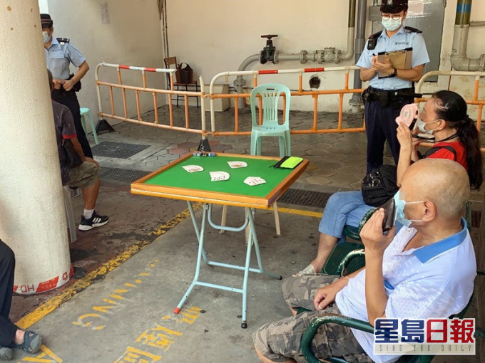 5人在石硤尾邨23座地下公園休憩處聚集。