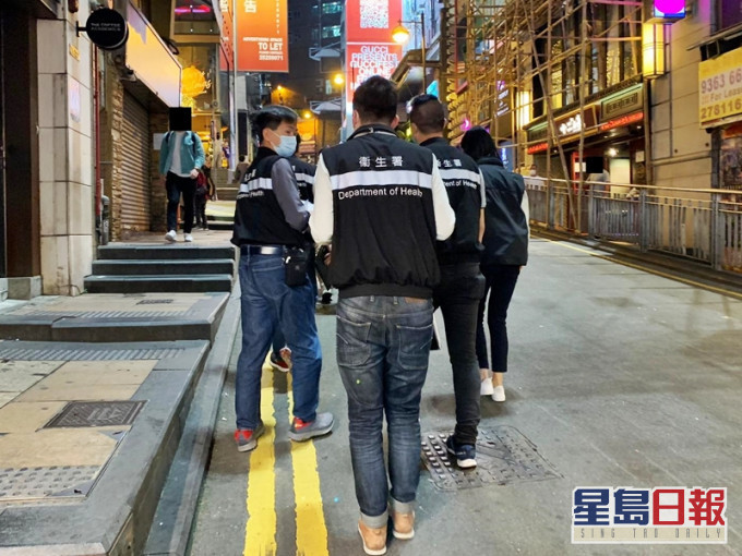 中區警區牌照組聯同控煙酒辦人員昨晚9時起,巡查區內多間有酒精售賣的處所、餐飲業務處所及酒吧。警方圖片