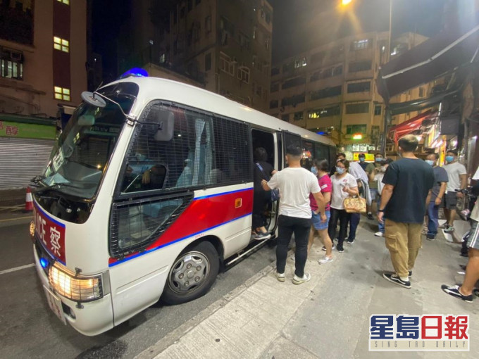 警方於行動中共拘捕14人。