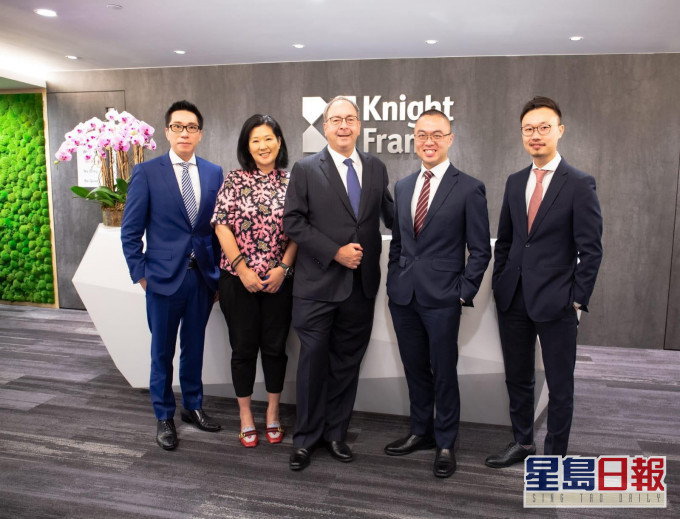莱坊林浩文(左一)指出,今年楼价跌5%。