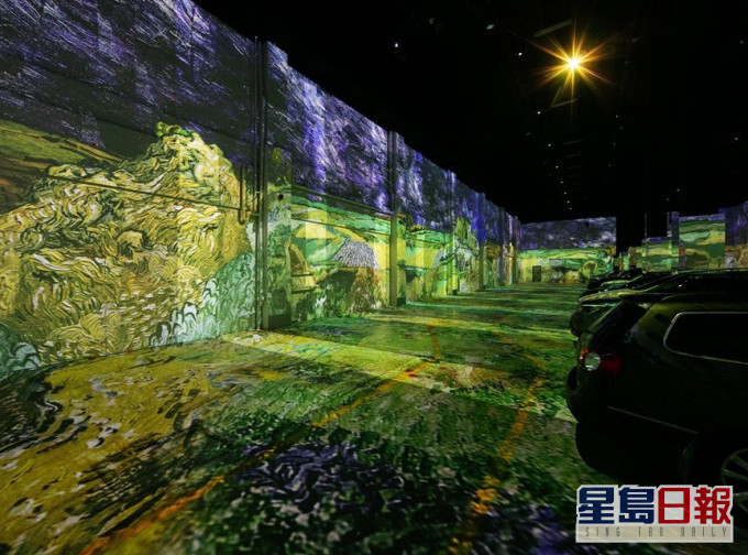 主办单位让艺术爱好者能开车进入展场观展。「Immersive Van Gogh Exhibit」FB图片