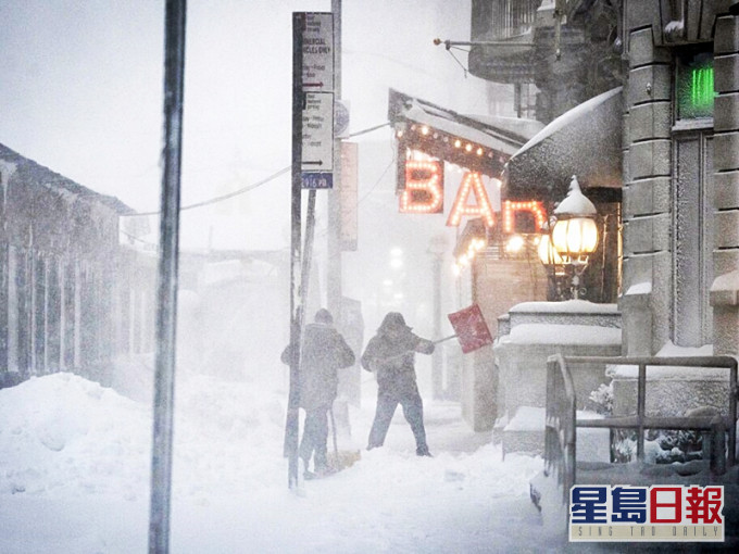 美國東岸廣泛地區受暴風雪吹襲,預料惡劣天氣會持續至周二。AP圖片