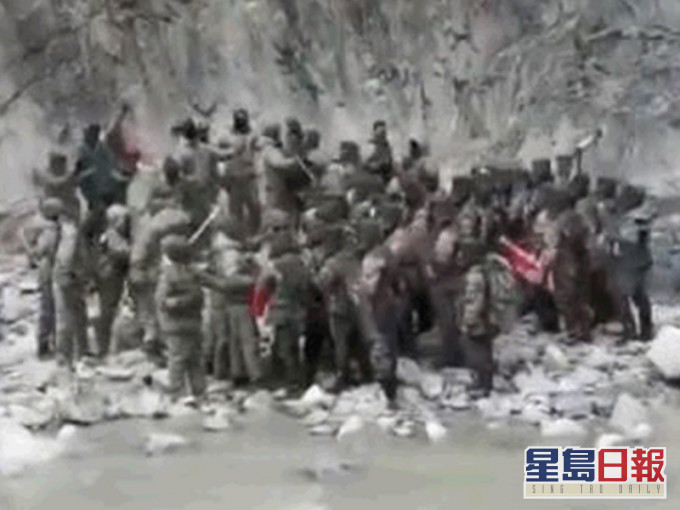 片中見中印兩軍在河谷邊上演混戰。
