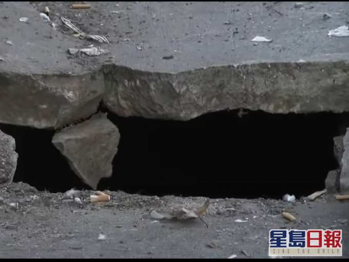 一名黑人男子在紐約市布朗克斯區步行時,遇上地陷,墮進佈滿老鼠的地洞中。CBS影片截圖
