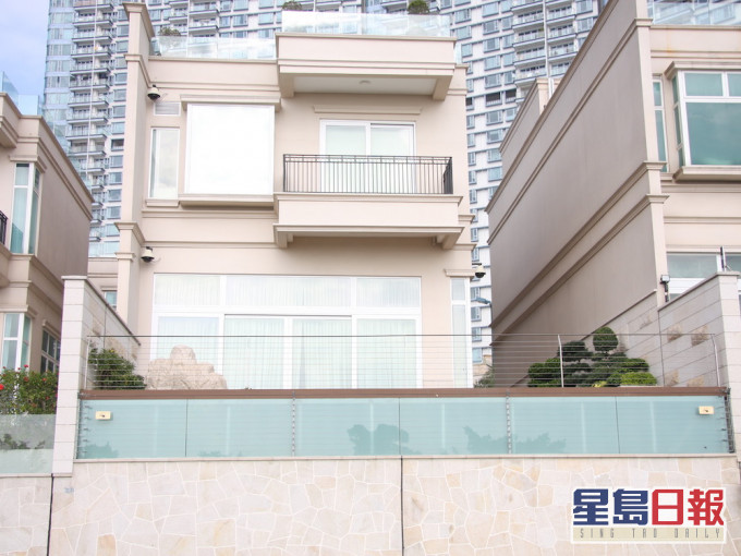原來家偉非常有錢,招呼朋友就去貝沙灣獨立屋,平時就住凱旋門。資料圖片