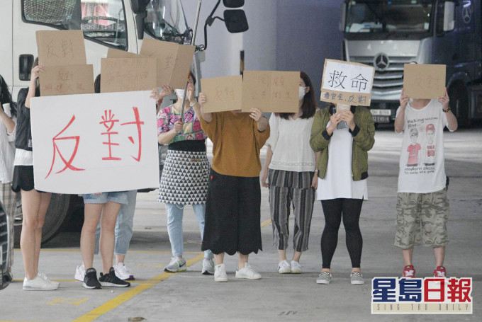 內地檢測支援隊到大埔太平工業園,有園內職工舉牌「反對」。