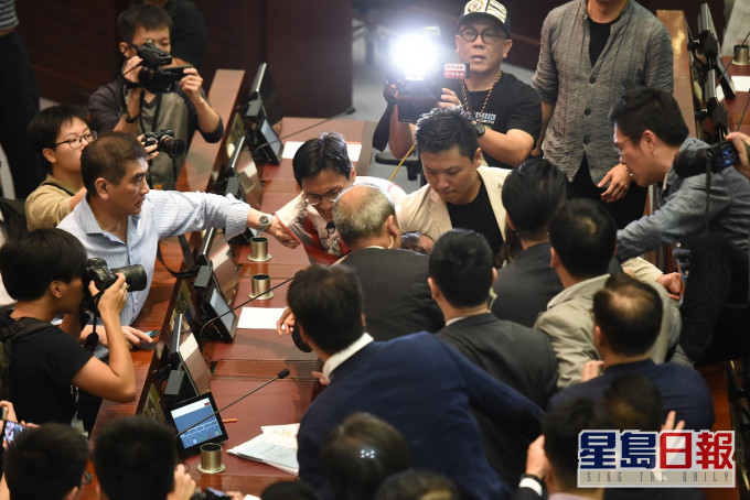 評論批評在區議會中煽暴縱暴、在立法會上搗亂破壞的人已成為香港繁榮穩定的最大絆腳石。資料圖片