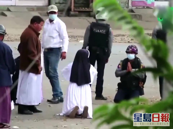緬甸軍方血腥鎮壓示威者,有修女下跪求警別開槍。(網圖)