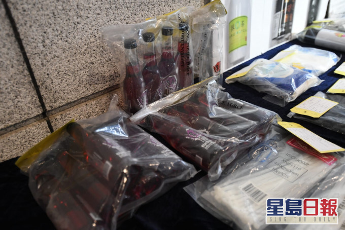 警方搜出3樽怀疑易燃物品、防毒面具、火机等物品。