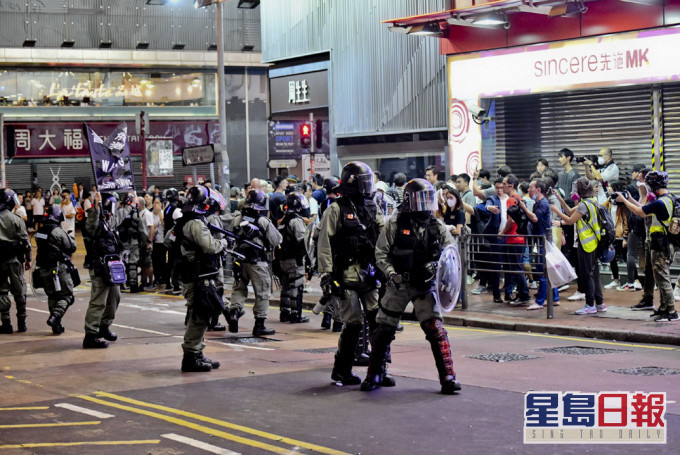 前年10月31日,示威者在旺角一帶聚集,防暴警到場。 資料圖片