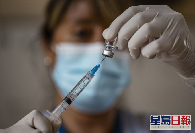 研究指輝瑞疫苗對南非變種病毒效力降低三分之二。AP圖片