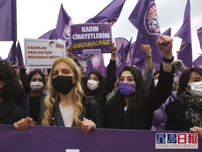 數千名婦女上周六傍晚聚集在安卡拉巿中心抗議。AP