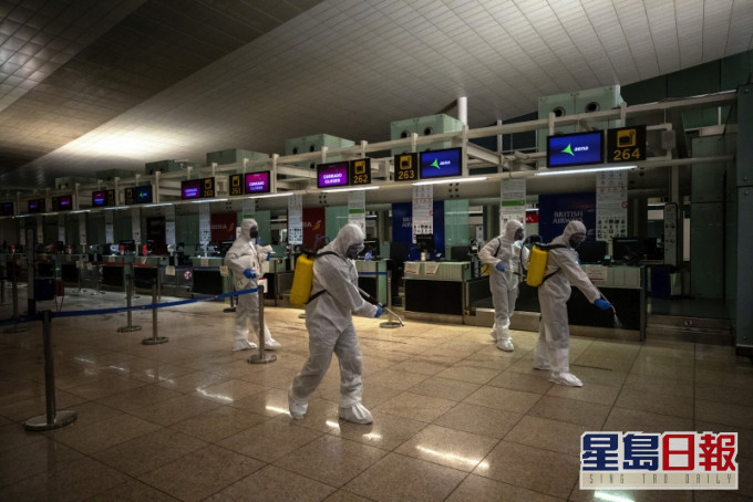 西班牙军方应急队伍加紧对西班牙巴塞罗那的机场进行消毒。AP