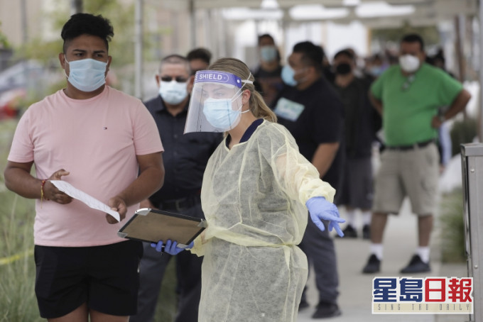 美国新冠肺炎确诊超400万人。AP