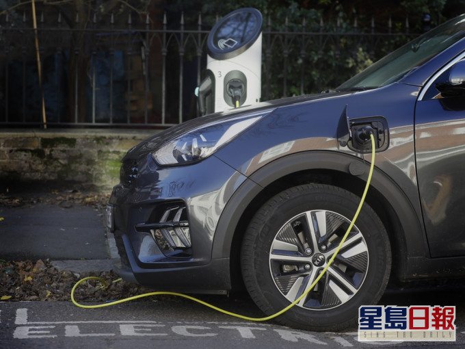 英國推動以電動車取代燃油車。AP資料圖片