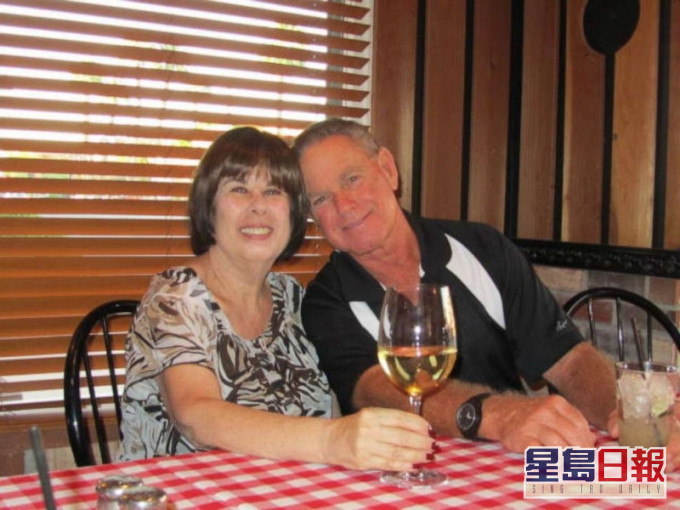 结婚超过51年的夫妇,在今年3月双双确诊,最终二人前后相隔6分钟因病离世。(网图)