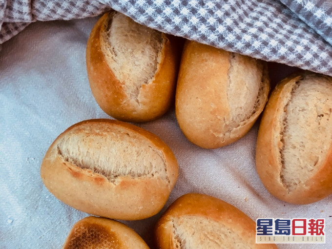 港男指女友疫情下愛上焗麵包,之後就瘋狂出貨,令他一周吃足12餐,感到甜蜜又苦惱。unsplash圖片