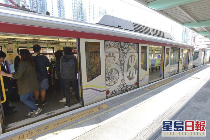 有網民聲稱搭過輕鐵後感覺新界西北的市民質素特別低劣,引來激烈爭議。資料圖片