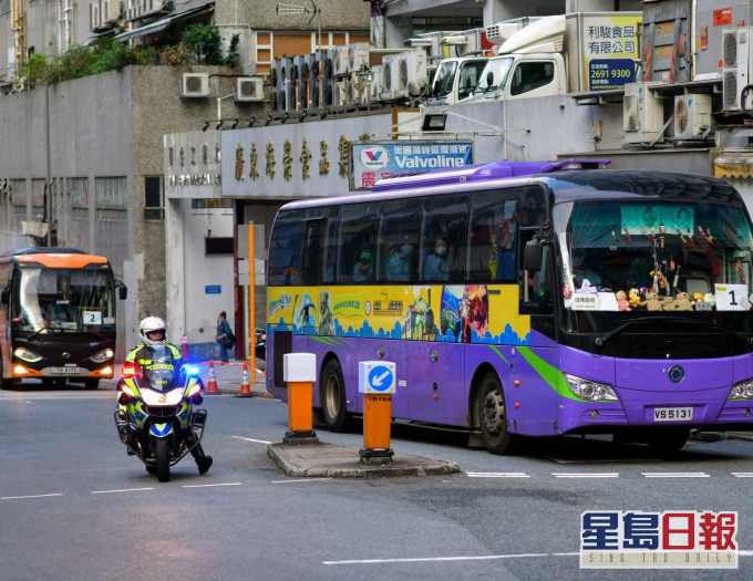 6部旅游巴陆续抵达骏洋邨。