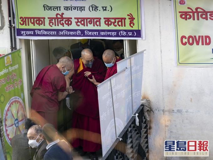 達賴喇嘛接種後逗留觀察約半小時才離開。AP