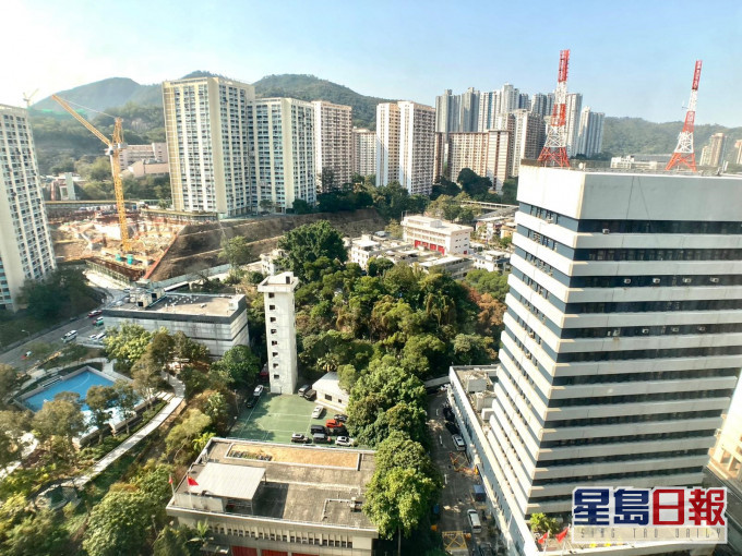 单位外望公园及市景,眺望山景。