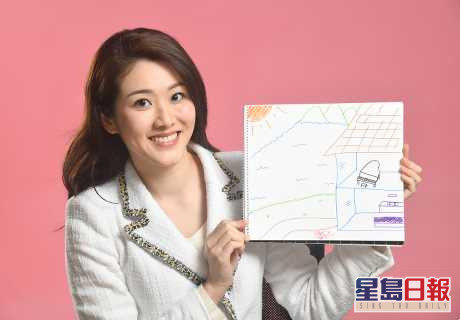 孝顺女邓佩仪(GLORIA)努力储钱买楼赠予母亲.。