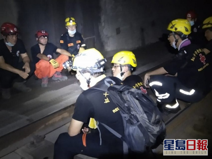 救难人员在隧道内等候救援。曾文隆fb