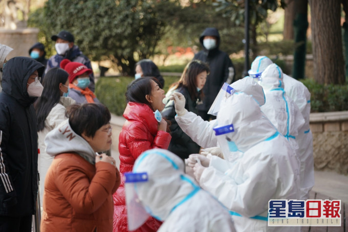 石家庄在全市范围内全面启动全员核酸检测。(新华社图片)