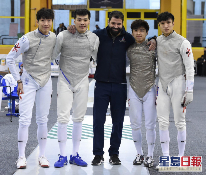香港男子花劍隊四名成員(左起)張家朗、張小倫、教練Gregory Koenig、吳諾弘及蔡俊彥,為港歷史性取得男子花劍團體賽奧運資格。香港劍擊總會facebook圖片
