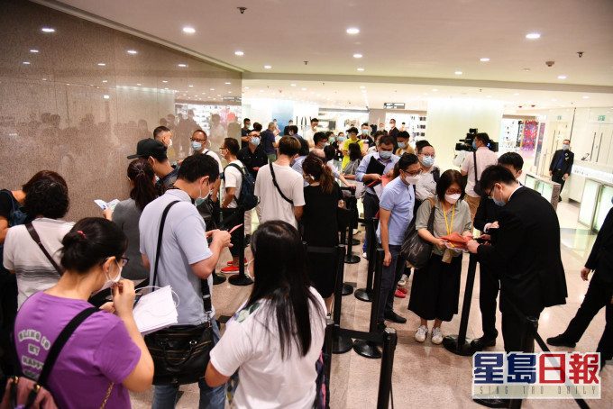 会德丰地产发展的KOKO HILLS今首轮开售165伙,售楼处现排队人龙。