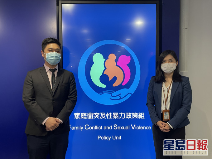 張寶月(右)及馮浩堅(左)講解虐兒趨勢,呼籲市民協助識別懷疑虐兒個案。 林家希攝
