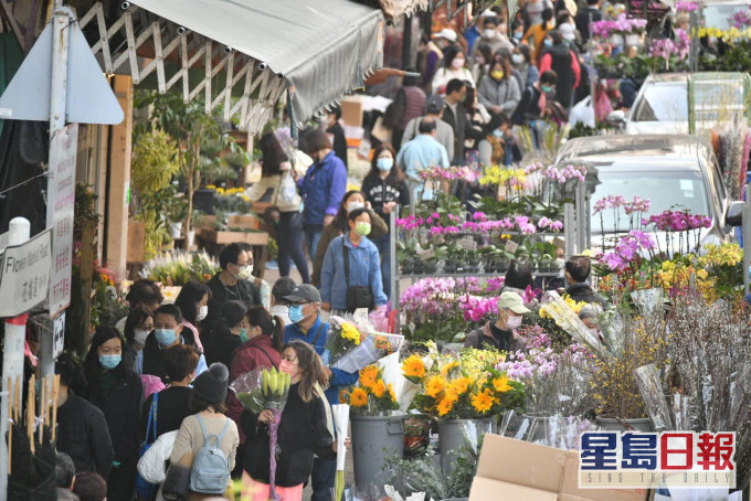 旺角花墟今午人頭湧湧,不少市民提早買年花。