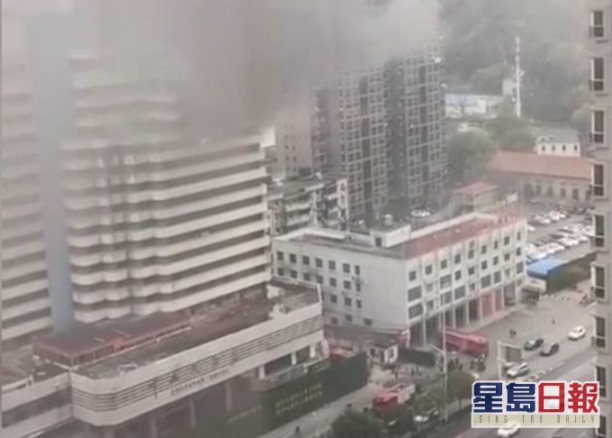 武汉中南大酒店发生火警，浓烟升上半空。网上影片截图