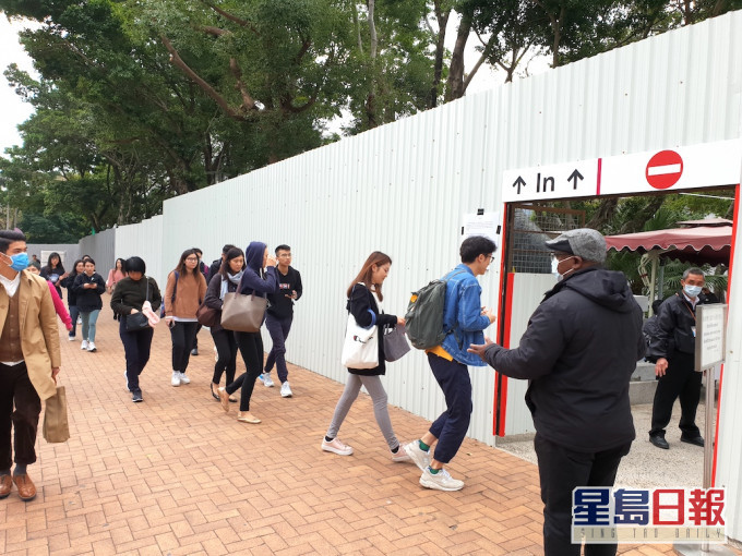 城大自反修例事件後,在校園附近設置圍板。資料圖片
