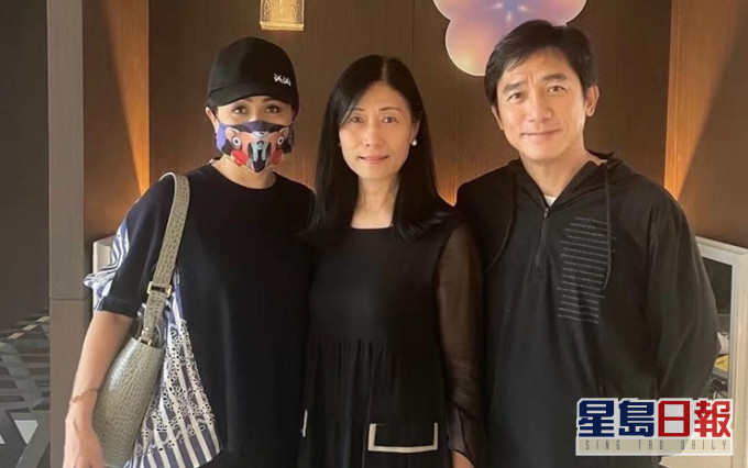 梁朝偉與劉嘉玲逛上海美術館與友人合照。