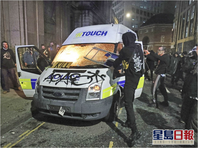 英格蘭布里斯托爾大批民眾上街抗議政府立法限制示威。AP