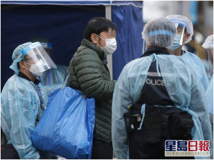 事主(左二)疑不滿警方拒絕讓他返回區內的住所。