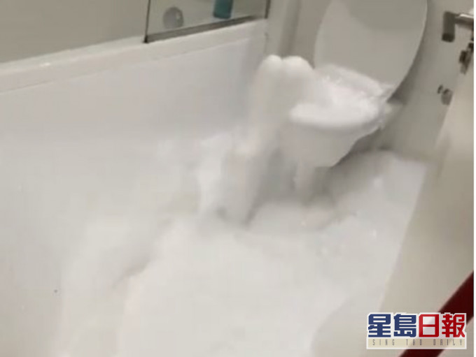 馬桶突然湧出大量白泡。網圖