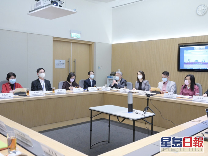 薛永恒(左二)透过视像会议方式主持会议。