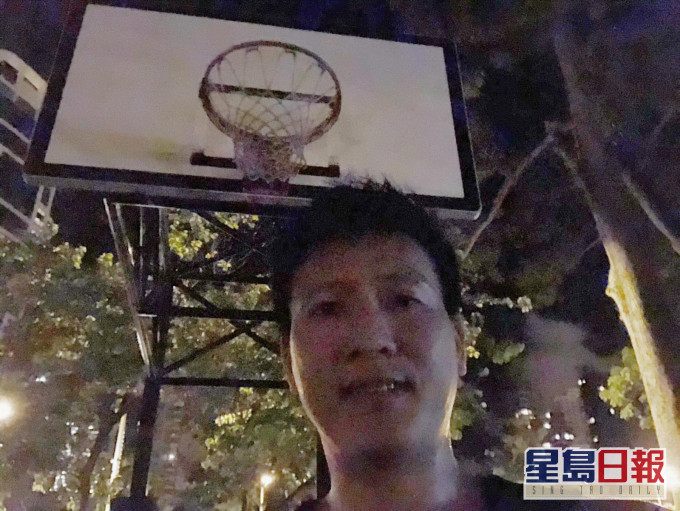 刘嘉豪今晨四时已赶赴篮球场打球。相片由受访者提供