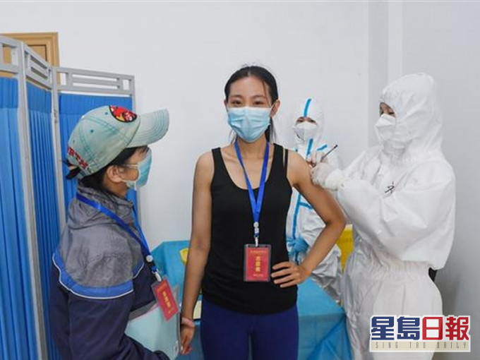 武漢志願者接種腺病毒載體重組新冠病毒疫苗，參與二期臨床試驗。(網圖)