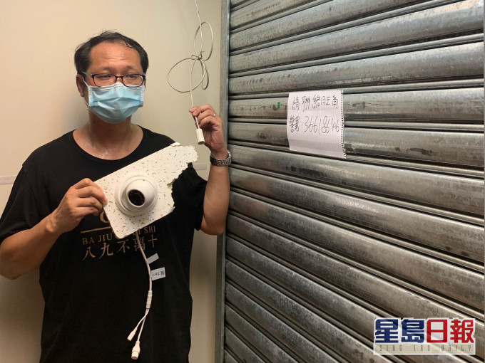 蔡耀昌昨日展示六四館的閉路電視設施被破壞。