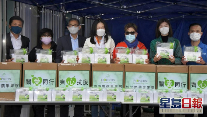 彩時亞洲有限公司董事Judy Foo（左四）聯同肥媽（右三），捐贈1,000盒ProPectin柏沛樂蘋果果膠予6間方艙醫院的工作人員飲用。