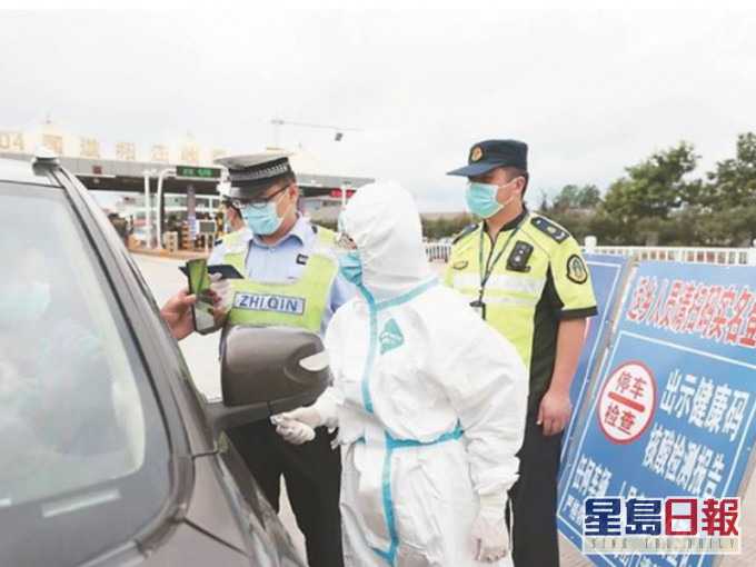 鄭州落實為進入人士需進行體溫檢測及掃健康碼制度。新華社