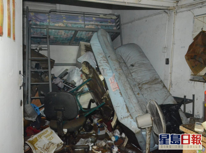 在北圍村一個村屋內,房子被豪雨淹沒。