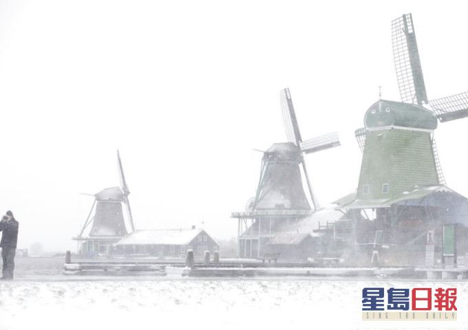 荷兰11年来首次遭暴风雪吹袭。AP图片